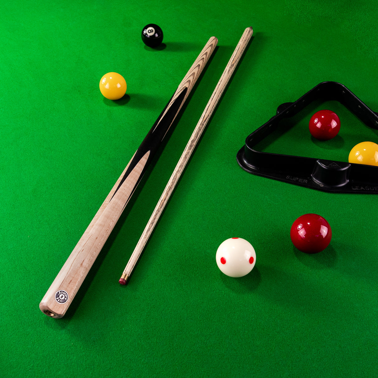 Jonny 8 Ball Jupiter 57 Inch 2 Piece Centre Joint English Pool Cue with 8.5mm Professional Layered Tip
